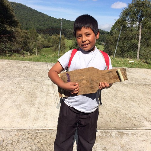 Guitarra de madera. Coro Comunitario Fundación Valle La Paz